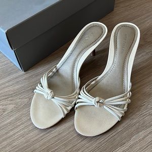 Sandal/string kitten heel